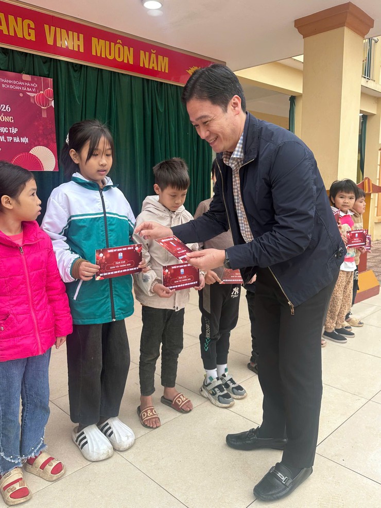 CHƯƠNG TRÌNH XUÂN YÊU THƯƠNG 2026:
Tặng quà các em học sinh có hoàn cảnh khó khăn.- Ảnh 2.