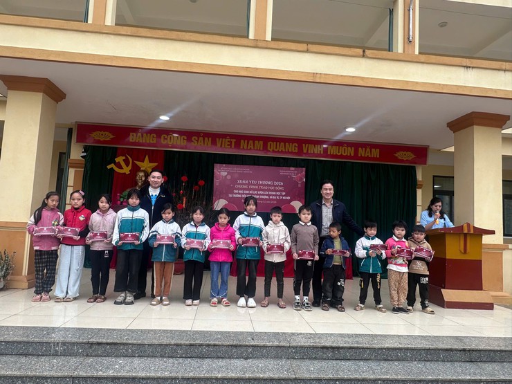 CHƯƠNG TRÌNH XUÂN YÊU THƯƠNG 2026:
Tặng quà các em học sinh có hoàn cảnh khó khăn.- Ảnh 1.