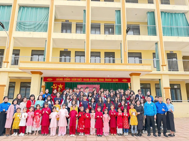 CHƯƠNG TRÌNH XUÂN YÊU THƯƠNG 2026:
Tặng quà các em học sinh có hoàn cảnh khó khăn.- Ảnh 3.