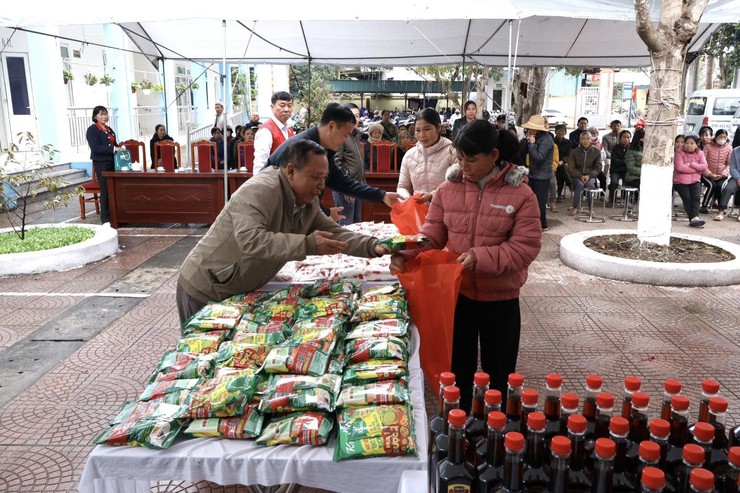 “PHIÊN CHỢ 0 ĐỒNG” – LAN TỎA YÊU THƯƠNG, CHIA SẺ NGHĨA TÌNH- Ảnh 2.