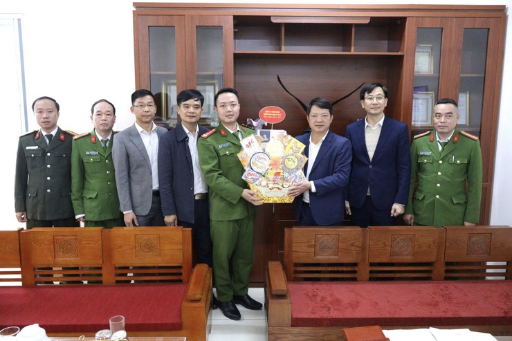 XÃ BA VÌ THĂM, TẶNG QUÀ, CHÚC TẾT CÁC LỰC LƯỢNG LÀM NHIỆM VỤ TRÊN ĐỊA BÀN- Ảnh 3.