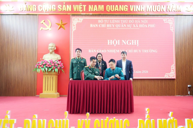 UBND xã, Hội đồng nghĩa vụ quân sự xã Hòa Phú tổ chức hội nghị bàn giao nhiệm vụ Chỉ huy trưởng Ban Chỉ huy Quân sự xã.- Ảnh 1.