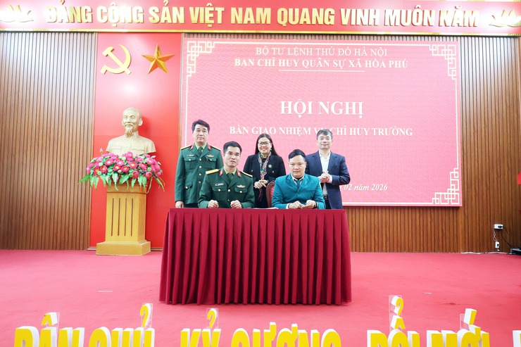 UBND xã, Hội đồng nghĩa vụ quân sự xã Hòa Phú tổ chức hội nghị bàn giao nhiệm vụ Chỉ huy trưởng Ban Chỉ huy Quân sự xã.- Ảnh 2.