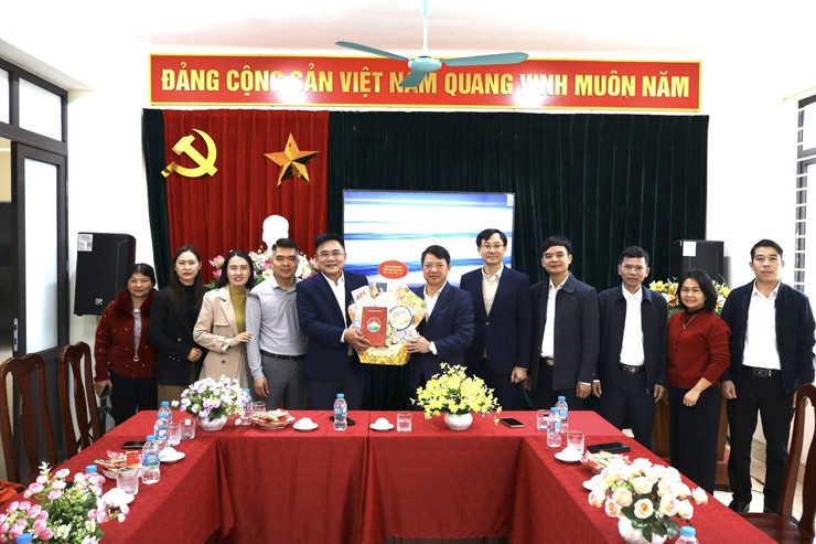 XÃ BA VÌ THĂM, TẶNG QUÀ, CHÚC TẾT CÁC LỰC LƯỢNG LÀM NHIỆM VỤ TRÊN ĐỊA BÀN- Ảnh 2.