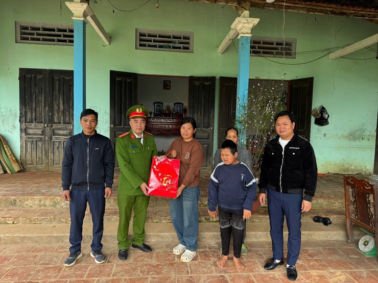 CÔNG AN XÃ BA VÌ THĂM HỎI, ĐỘNG VIÊN CÁC GIA ĐÌNH CÓ HOÀN CẢNH KHÓ KHĂN- Ảnh 2.