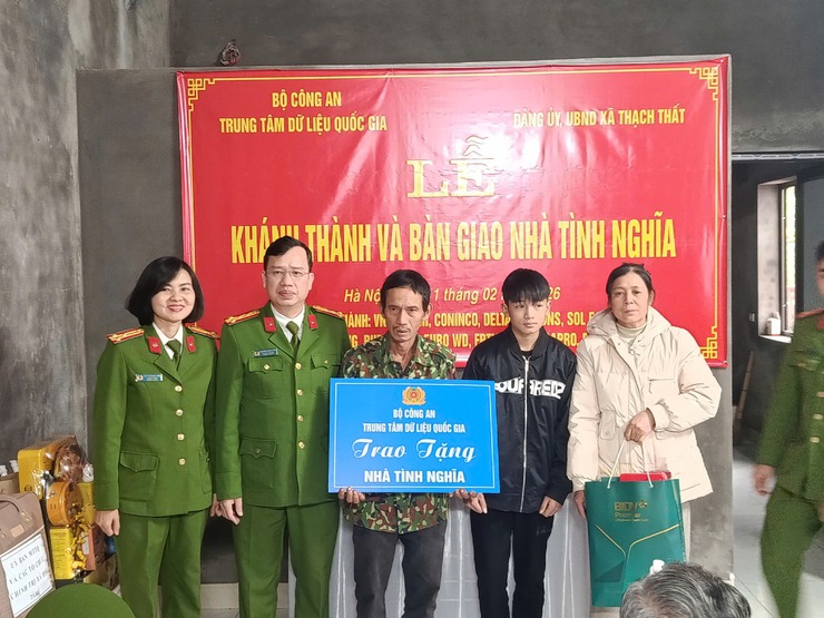 Trung tâm dữ liệu Quốc gia - Bộ Công An phối hợp với xã Thạch Thất trao tặng nhà tình nghĩa, lan toả giá trị nhân văn vì cộng đồng- Ảnh 4.