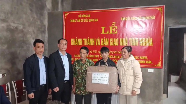 Trung tâm dữ liệu Quốc gia - Bộ Công An phối hợp với xã Thạch Thất trao tặng nhà tình nghĩa, lan toả giá trị nhân văn vì cộng đồng- Ảnh 5.