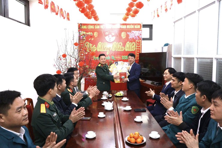 XÃ BA VÌ THĂM, TẶNG QUÀ, CHÚC TẾT CÁC LỰC LƯỢNG LÀM NHIỆM VỤ TRÊN ĐỊA BÀN- Ảnh 1.