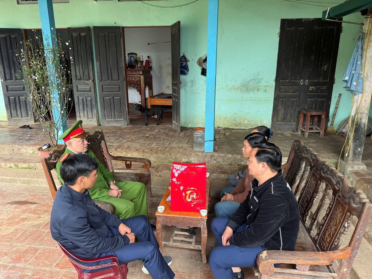 CÔNG AN XÃ BA VÌ THĂM HỎI, ĐỘNG VIÊN CÁC GIA ĐÌNH CÓ HOÀN CẢNH KHÓ KHĂN- Ảnh 1.