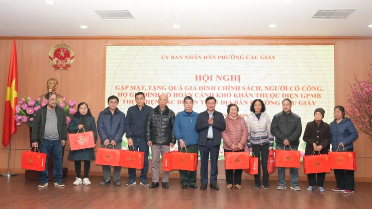 Cầu Giấy: Chăm lo đời sống các gia đình chính sách thuộc diện giải phóng mặt bằng- Ảnh 1.