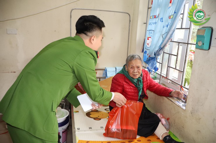Công an xã Phú Cát lan tỏa yêu thương qua chương trình "Suất ăn yêu thương" Xuân Bính Ngọ 2026- Ảnh 7.