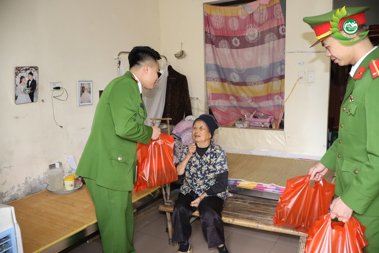 Công an xã Phú Cát lan tỏa yêu thương qua chương trình "Suất ăn yêu thương" Xuân Bính Ngọ 2026- Ảnh 8.