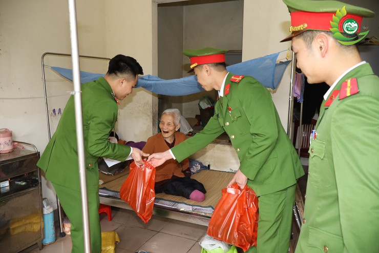 Công an xã Phú Cát lan tỏa yêu thương qua chương trình "Suất ăn yêu thương" Xuân Bính Ngọ 2026- Ảnh 9.