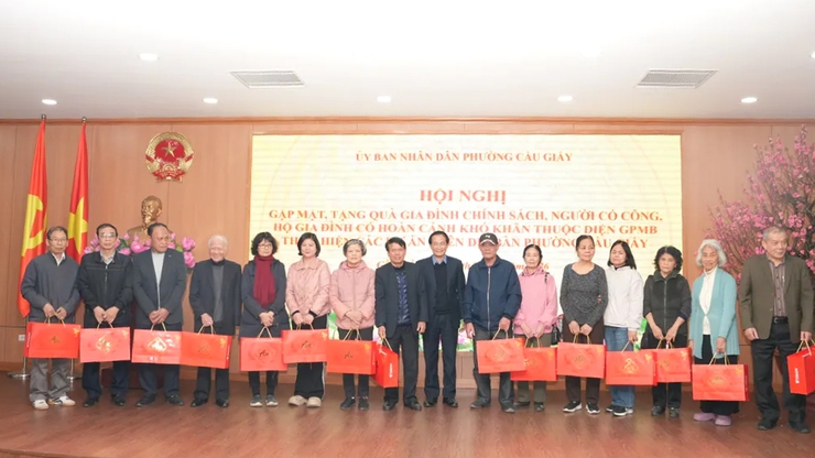 Cầu Giấy: Chăm lo đời sống các gia đình chính sách thuộc diện giải phóng mặt bằng- Ảnh 2.