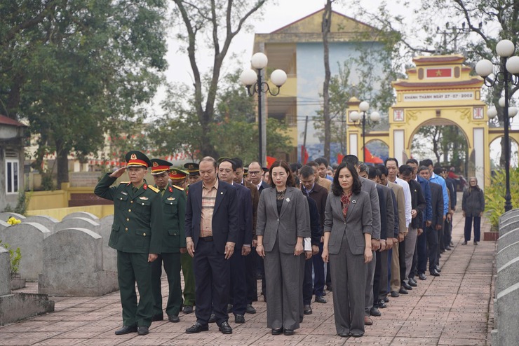 Các đồng chí lãnh đạo xã Chuyên Mỹ viếng nghĩa trang liệt sỹ nhân dịp tết nguyên đán Bính Ngọ 2026- Ảnh 1.