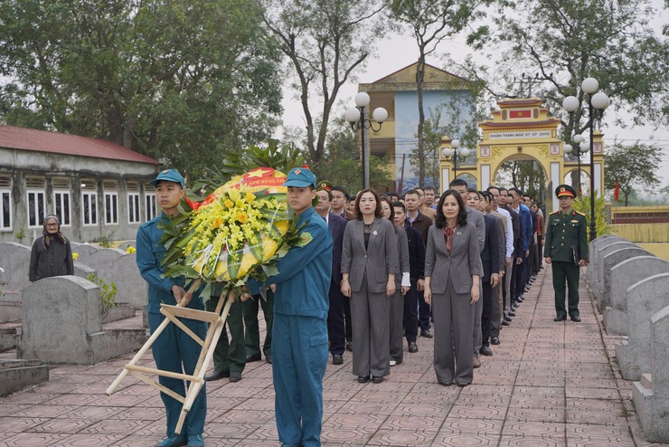 Các đồng chí lãnh đạo xã Chuyên Mỹ viếng nghĩa trang liệt sỹ nhân dịp tết nguyên đán Bính Ngọ 2026- Ảnh 2.