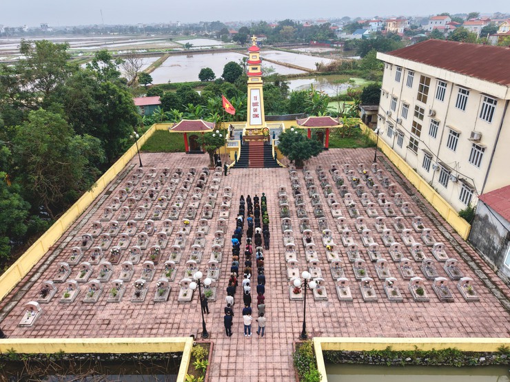 Các đồng chí lãnh đạo xã Chuyên Mỹ viếng nghĩa trang liệt sỹ nhân dịp tết nguyên đán Bính Ngọ 2026- Ảnh 7.