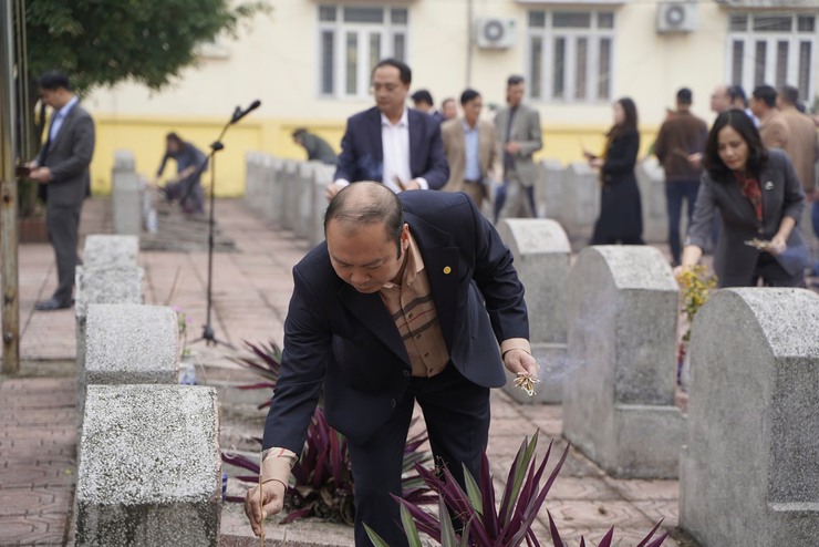 Các đồng chí lãnh đạo xã Chuyên Mỹ viếng nghĩa trang liệt sỹ nhân dịp tết nguyên đán Bính Ngọ 2026- Ảnh 3.