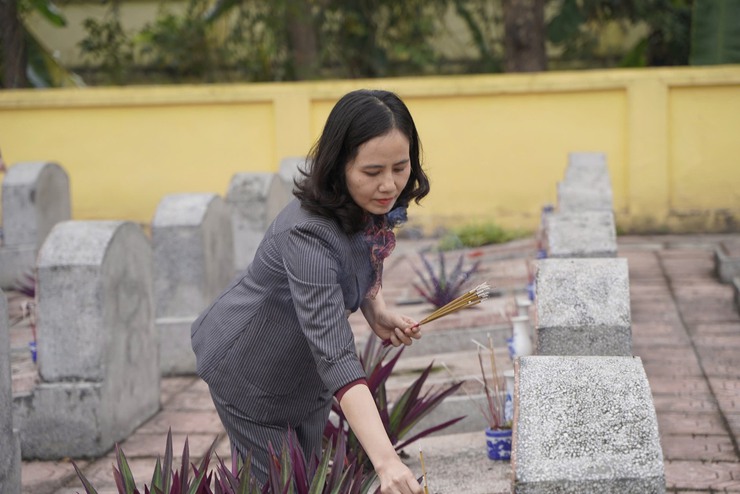 Các đồng chí lãnh đạo xã Chuyên Mỹ viếng nghĩa trang liệt sỹ nhân dịp tết nguyên đán Bính Ngọ 2026- Ảnh 6.