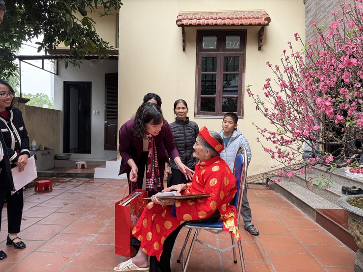 Đồng chí Phó Chủ tịch UBND xã Phú Xuyên thăm, chúc thọ các cụ tròn 100 tuổi nhân dịp Tết Nguyên đán 2026
- Ảnh 2.