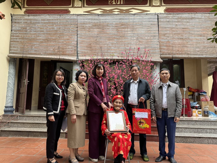 Đồng chí Phó Chủ tịch UBND xã Phú Xuyên thăm, chúc thọ các cụ tròn 100 tuổi nhân dịp Tết Nguyên đán 2026
- Ảnh 3.