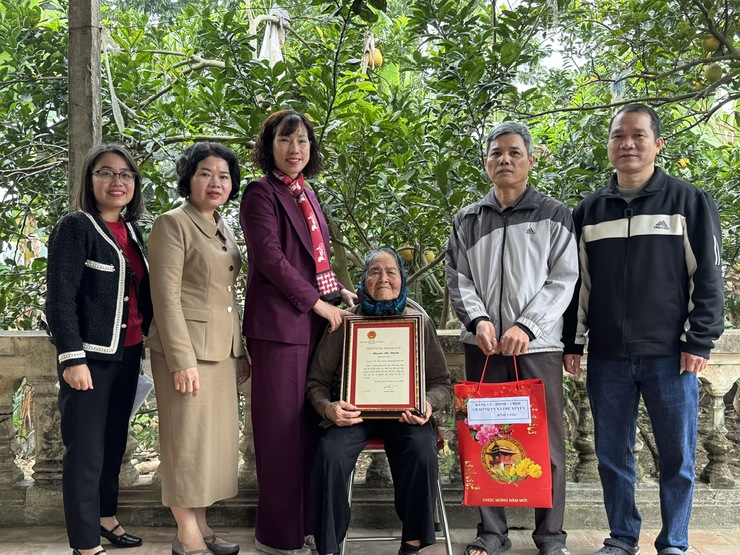 Đồng chí Phó Chủ tịch UBND xã Phú Xuyên thăm, chúc thọ các cụ tròn 100 tuổi nhân dịp Tết Nguyên đán 2026
- Ảnh 4.