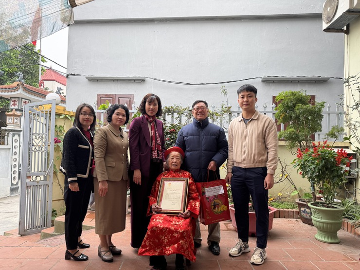 Đồng chí Phó Chủ tịch UBND xã Phú Xuyên thăm, chúc thọ các cụ tròn 100 tuổi nhân dịp Tết Nguyên đán 2026
- Ảnh 1.