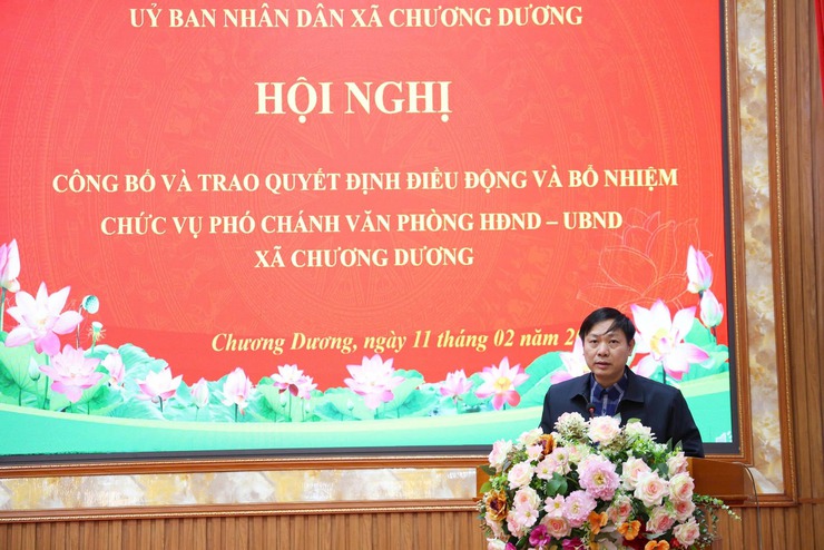 Hội nghị công bố và trao Quyết định điều động và bổ nhiệm chức vụ Phó Chánh Văn phòng HĐND-UBND xã Chương Dương - Ảnh 2.