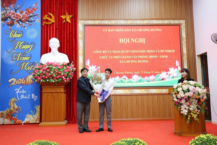 Hội nghị công bố và trao Quyết định điều động và bổ nhiệm chức vụ Phó Chánh Văn phòng HĐND-UBND xã Chương Dương - Ảnh 1.