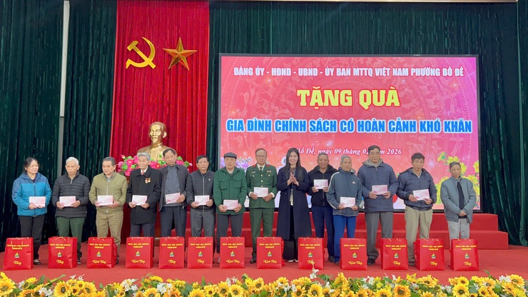 Phường Bồ Đề tổ chức gặp mặt, tặng quà nhân dịp Tết Nguyên đán Bính Ngọ năm 2026- Ảnh 4.