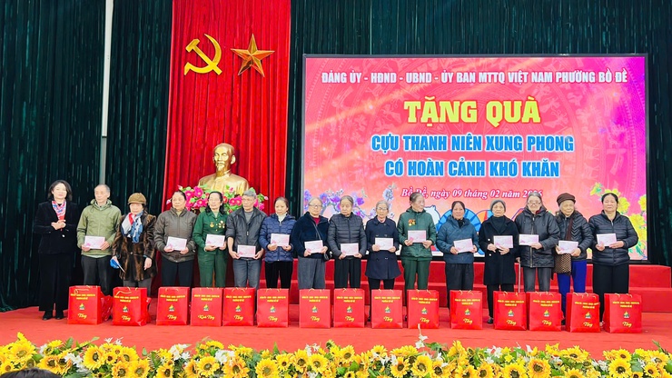 Phường Bồ Đề tổ chức gặp mặt, tặng quà nhân dịp Tết Nguyên đán Bính Ngọ năm 2026- Ảnh 8.