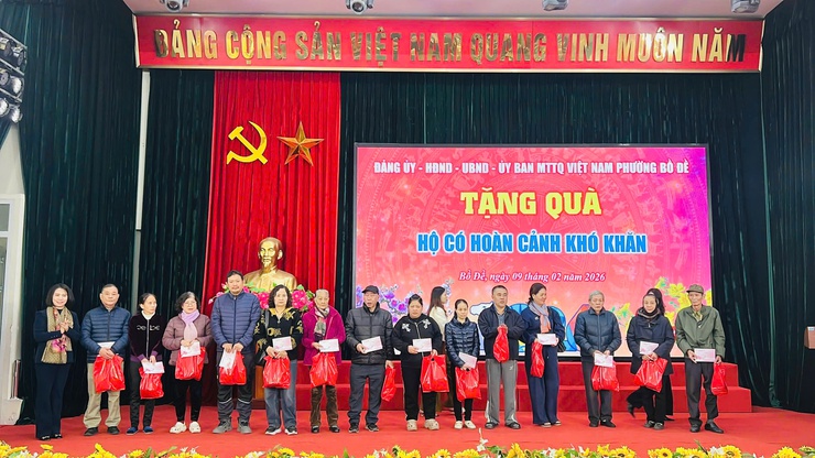 Phường Bồ Đề tổ chức gặp mặt, tặng quà nhân dịp Tết Nguyên đán Bính Ngọ năm 2026- Ảnh 9.