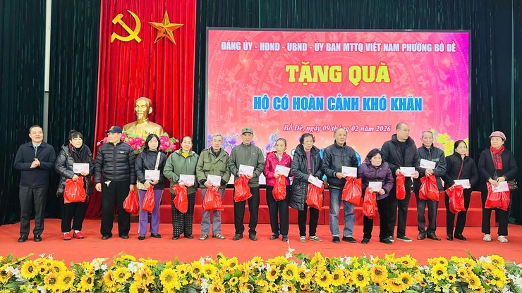 Phường Bồ Đề tổ chức gặp mặt, tặng quà nhân dịp Tết Nguyên đán Bính Ngọ năm 2026- Ảnh 7.