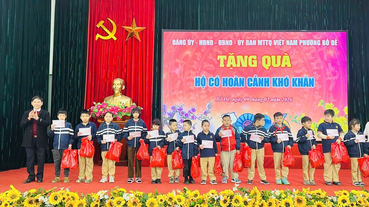 Phường Bồ Đề tổ chức gặp mặt, tặng quà nhân dịp Tết Nguyên đán Bính Ngọ năm 2026- Ảnh 6.