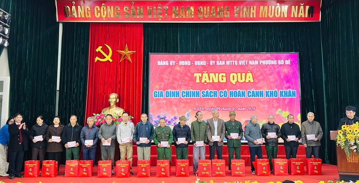 Phường Bồ Đề tổ chức gặp mặt, tặng quà nhân dịp Tết Nguyên đán Bính Ngọ năm 2026- Ảnh 5.