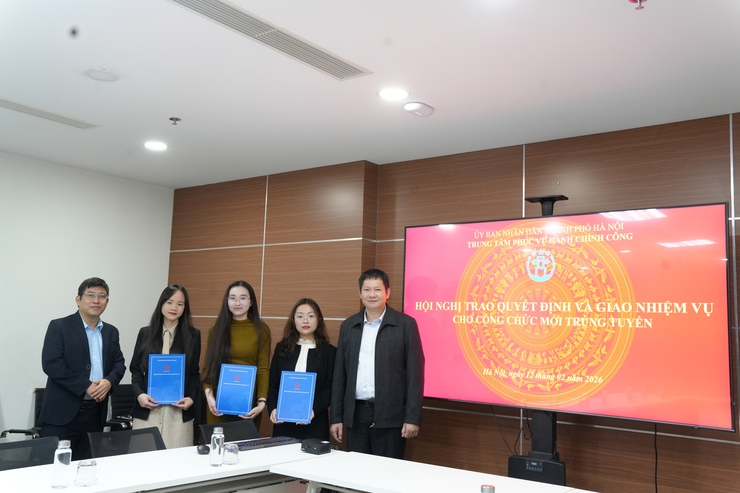 Trao quyết định tuyển dụng công chức theo cơ chế thu hút, trọng dụng người có tài năng tại Trung tâm Phục vụ hành chính công Hà Nội- Ảnh 1.