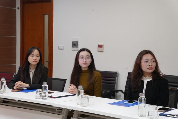 Trao quyết định tuyển dụng công chức theo cơ chế thu hút, trọng dụng người có tài năng tại Trung tâm Phục vụ hành chính công Hà Nội- Ảnh 2.