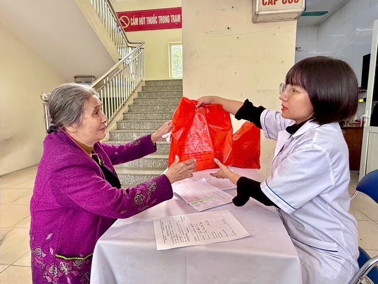 Tây Phương: Khám bệnh, tư vấn sức khỏe, cấp thuốc miễn phí cho 135 đối tượng chính sách tại Phùng Xá- Ảnh 3.