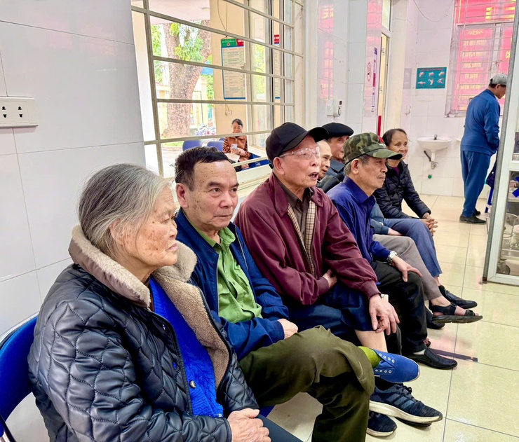 Tây Phương: Khám bệnh, tư vấn sức khỏe, cấp thuốc miễn phí cho 135 đối tượng chính sách tại Phùng Xá- Ảnh 1.