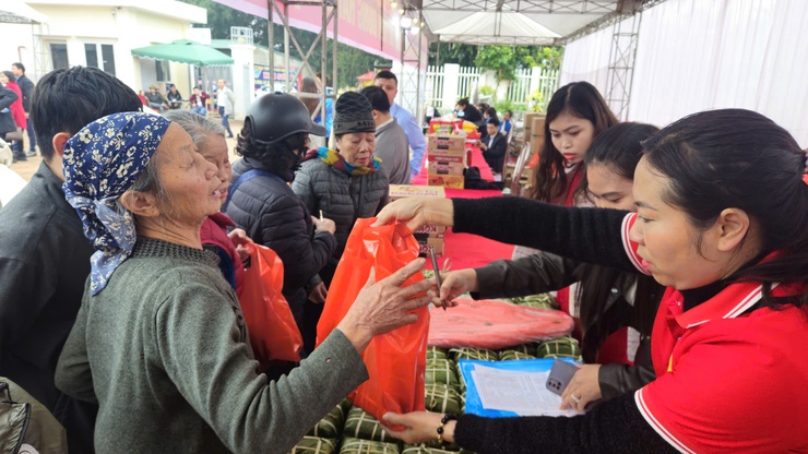 Đoài Phương: Trao quà Tết sum vầy tổng trị giá gần 800 triệu đồng- Ảnh 4.