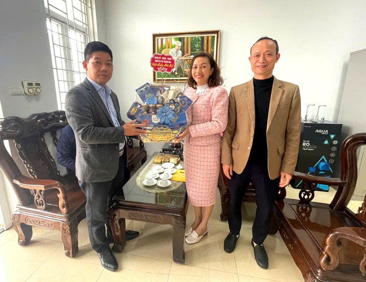 XÃ THANH OAI THĂM, TẶNG QUÀ CÁC ĐƠN VỊ TRỰC TẾT- Ảnh 1.