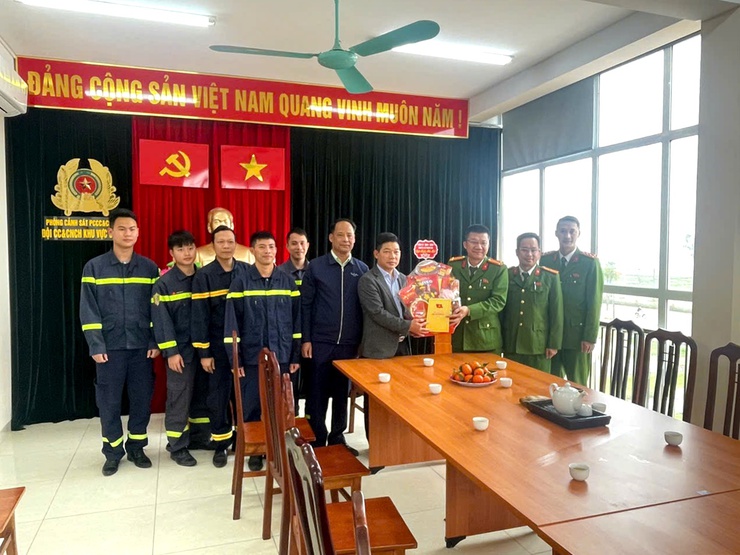 XÃ THANH OAI THĂM, TẶNG QUÀ CÁC ĐƠN VỊ TRỰC TẾT- Ảnh 3.