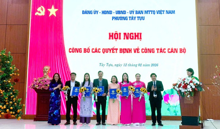 Phường Tây Tựu công bố các quyết định về công tác cán bộ- Ảnh 4.