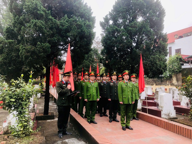 Công an xã Quảng Bị tri ân các anh hùng liệt sĩ và tặng quà 50 hộ có hoàn cảnh khăn nhân dịp Tết nguyên đán Bính Ngọ 2026. - Ảnh 1.