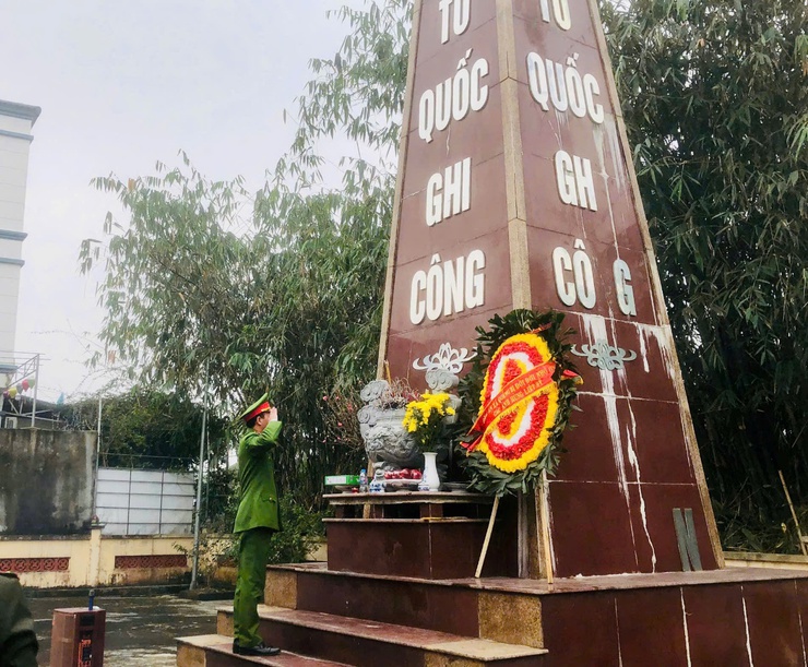 Công an xã Quảng Bị tri ân các anh hùng liệt sĩ và tặng quà 50 hộ có hoàn cảnh khăn nhân dịp Tết nguyên đán Bính Ngọ 2026. - Ảnh 2.