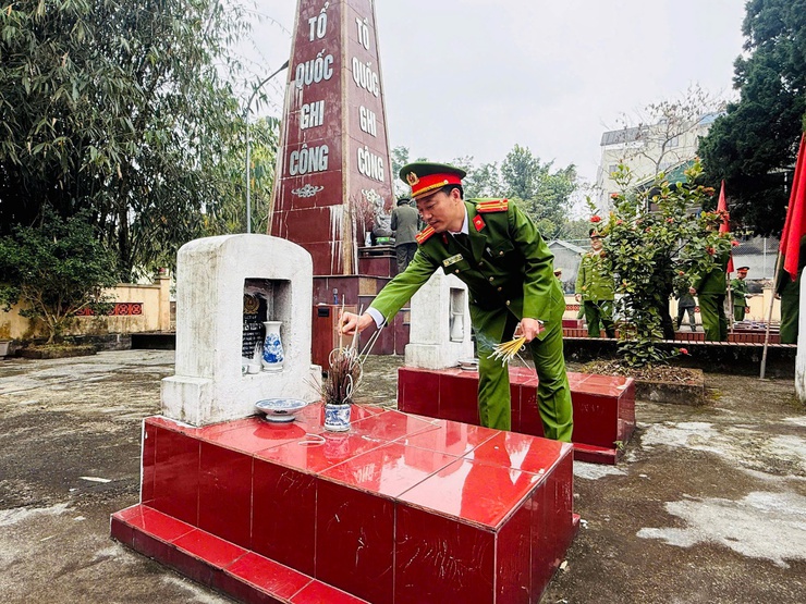 Công an xã Quảng Bị tri ân các anh hùng liệt sĩ và tặng quà 50 hộ có hoàn cảnh khăn nhân dịp Tết nguyên đán Bính Ngọ 2026. - Ảnh 3.