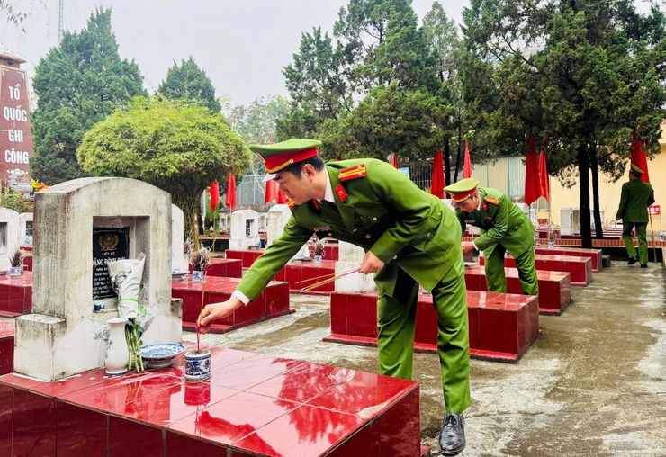 Công an xã Quảng Bị tri ân các anh hùng liệt sĩ và tặng quà 50 hộ có hoàn cảnh khăn nhân dịp Tết nguyên đán Bính Ngọ 2026. - Ảnh 4.