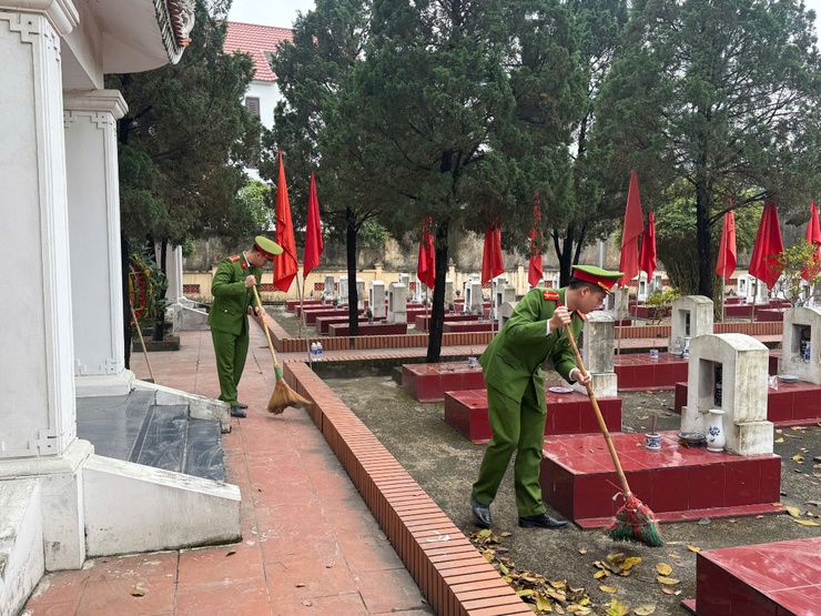 Công an xã Quảng Bị tri ân các anh hùng liệt sĩ và tặng quà 50 hộ có hoàn cảnh khăn nhân dịp Tết nguyên đán Bính Ngọ 2026. - Ảnh 5.