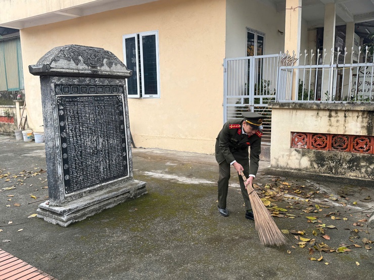 Công an xã Quảng Bị tri ân các anh hùng liệt sĩ và tặng quà 50 hộ có hoàn cảnh khăn nhân dịp Tết nguyên đán Bính Ngọ 2026. - Ảnh 6.