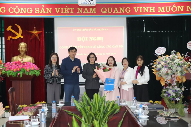 Ủy ban Nhân dân xã Thuận An công bố các Quyết định về công tác cán bộ- Ảnh 2.